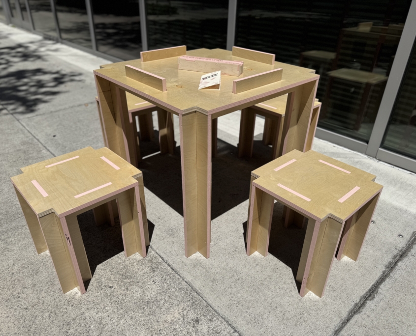 Lo Que Tengo Son Letras Domino Table